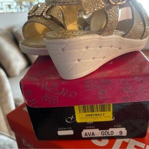 Size 9 Gold Glitter Sandals with Bow Accent